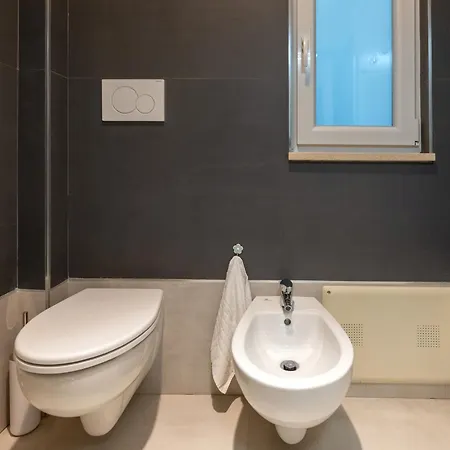 Relaxing Family 250m From & Free Garage Apartment