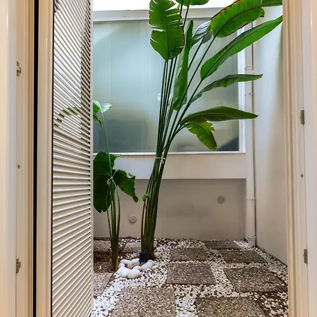 Relaxing Family 250m From & Free Garage Apartment *