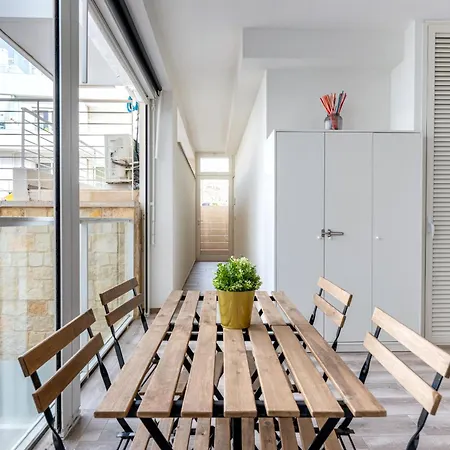 Relaxing Family 250m From & Free Garage Apartment