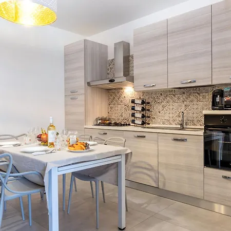 Relaxing Family 250m From & Free Garage Apartment *
