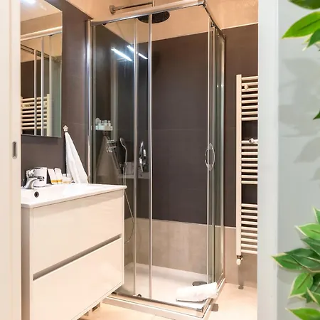 Relaxing Family 250m From & Free Garage Apartment
