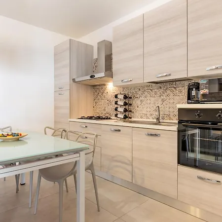 Relaxing Family 250m From & Free Garage Apartment *